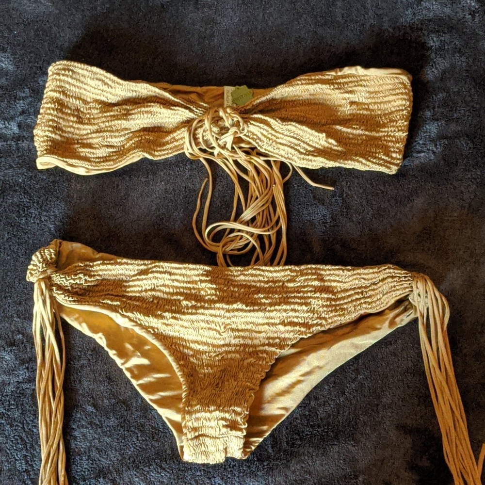 Indah bikini